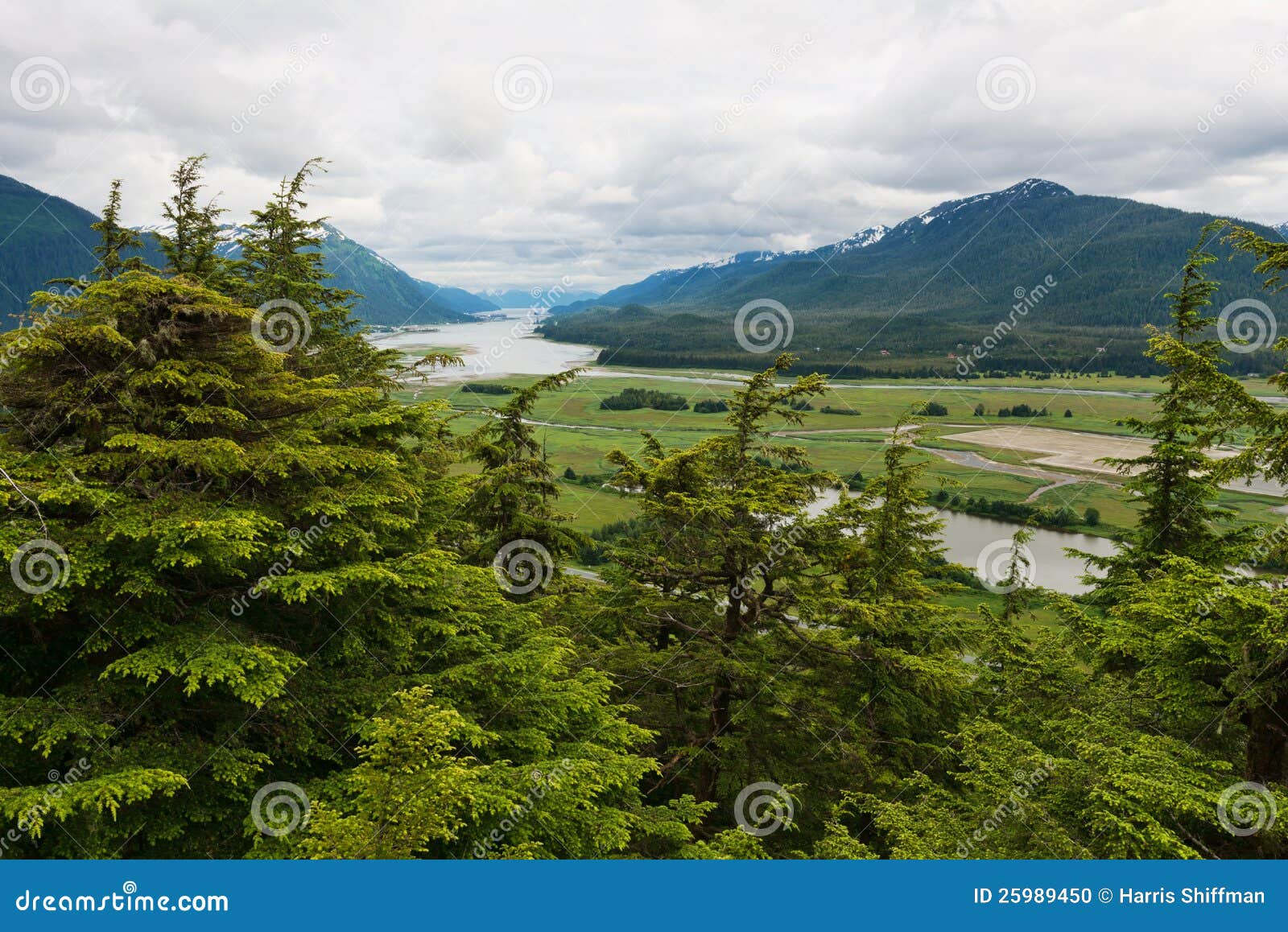 Unten auf Gastineau Kanal, Juneau, Alaska schauen