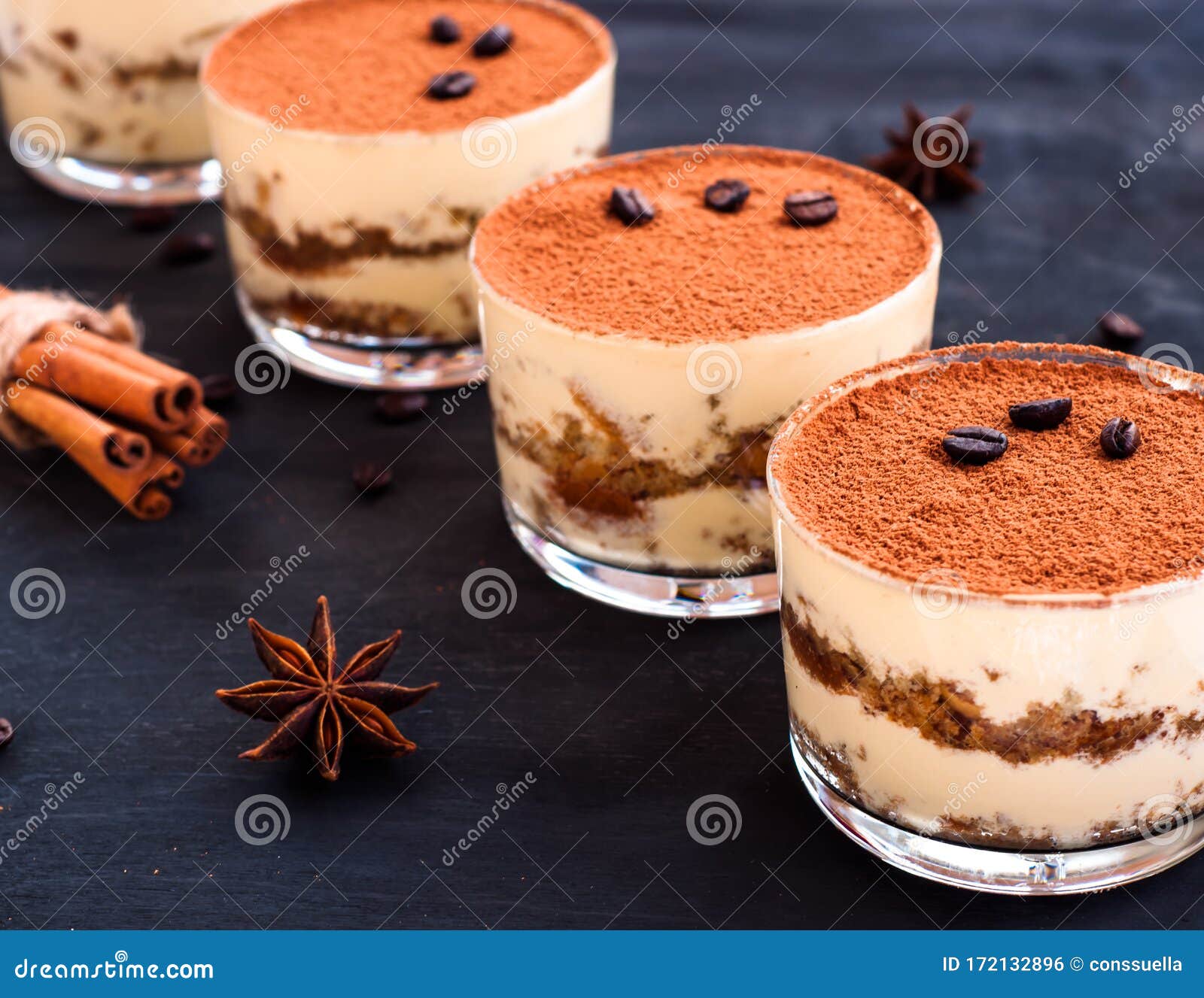 Gastronomique Italien Tiramisu Dessert Dans Un Verre Avec Du Cacao Photo  stock - Image du chocolat, cheesecake: 172132896