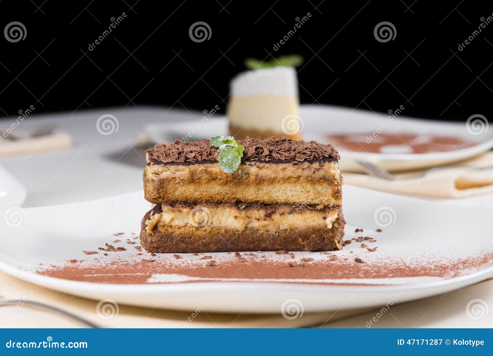 Gastronomische Plak van Chocoladecake op Witte Plaat. Sluit omhoog Mening van Gastronomische Plak van Heerlijke Chocoladecake op Witte Plaat met Chocoladepoeder Gediend op de Lijst voor de Gast