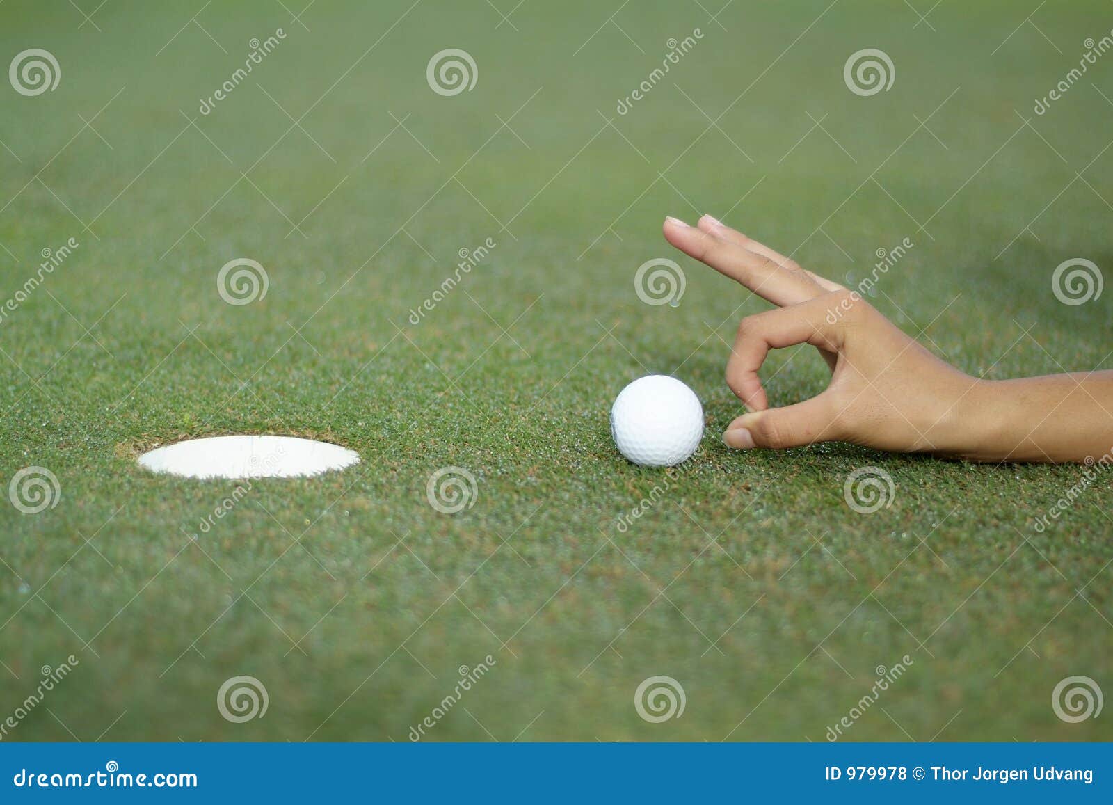 Gat-in-één 2. Hand die een golfball duwt in het gat