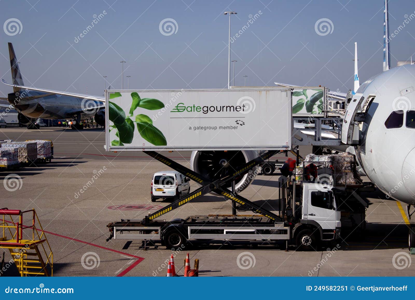 eenvoudig Integratie tragedie Gate Gourmet Loading Catering into Airplane Editorial Photo - Image of  flight, netherlands: 249582251