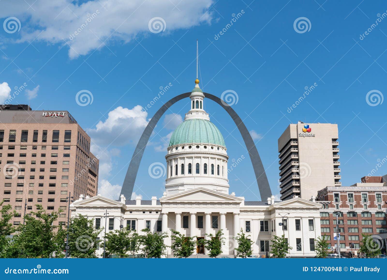 Gateway Arch and Old Saint Louis County Courthouse Editorial Stock