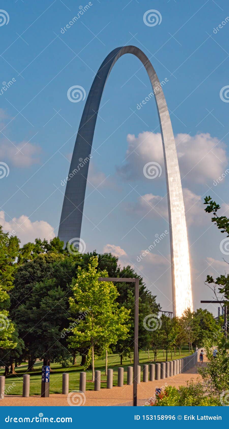 Gateway Arch In St. Louis - SAINT LOUIS. USA - JUNE 19, 2019 Editorial Photo - Image of ...