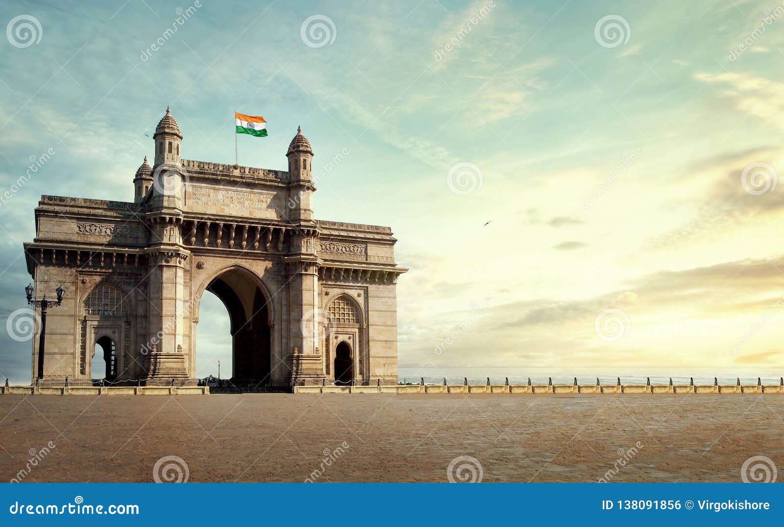 Details 300 gateway of india background