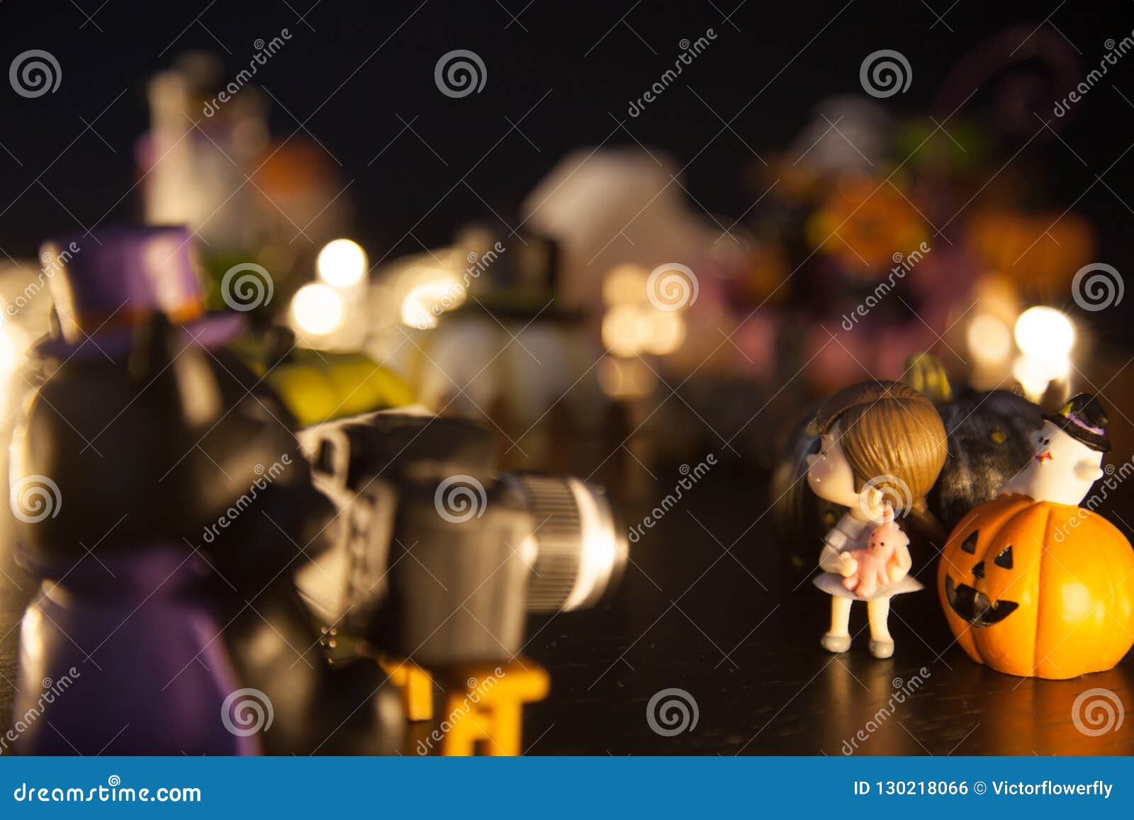 Gato Oscuro Del Mago Usando La Cámara Para Tomar La Foto De La Muchacha Con Las Calabazas Y El Fantasma Delante De La Casa Del Pa Foto de archivo - Imagen de