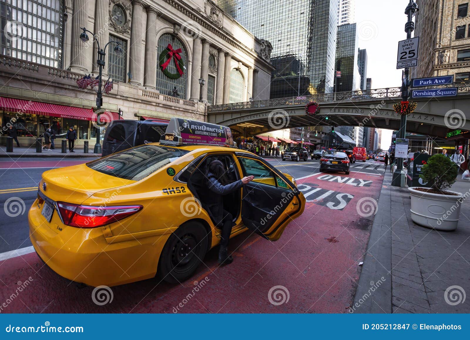 Gatuvy och trafik med stor central terminal som kör fyrkantig plaza. Nytt york usa den 10 december 2019. Gatuvy och trafik med stor central terminal som kör torgrallaza under vintersemestrar i mittstadens manhattan i en ny ort.