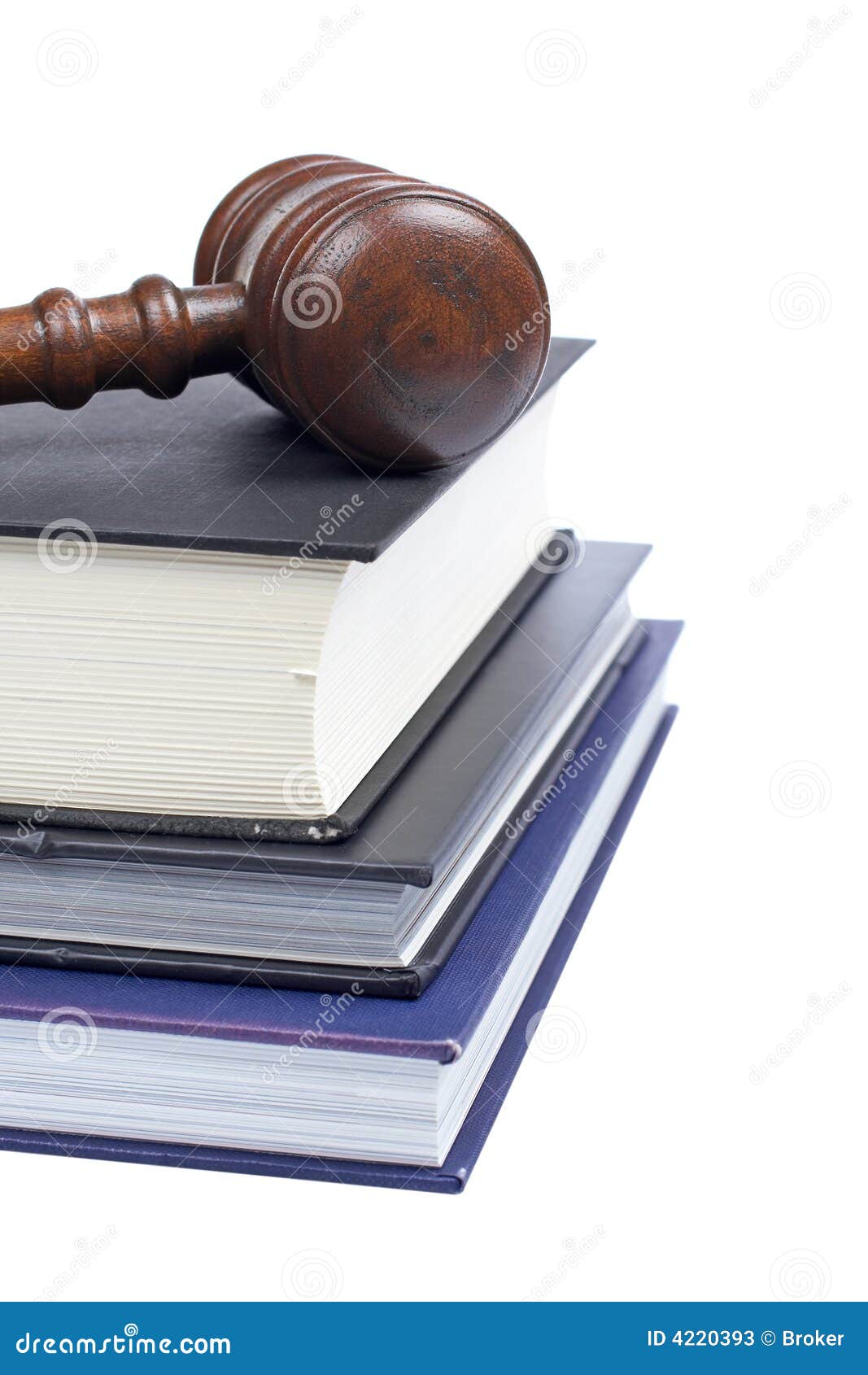 Gavel e livros de lei de madeira. Gavel de madeira dos livros da corte e de lei isolados no fundo branco. DOF raso