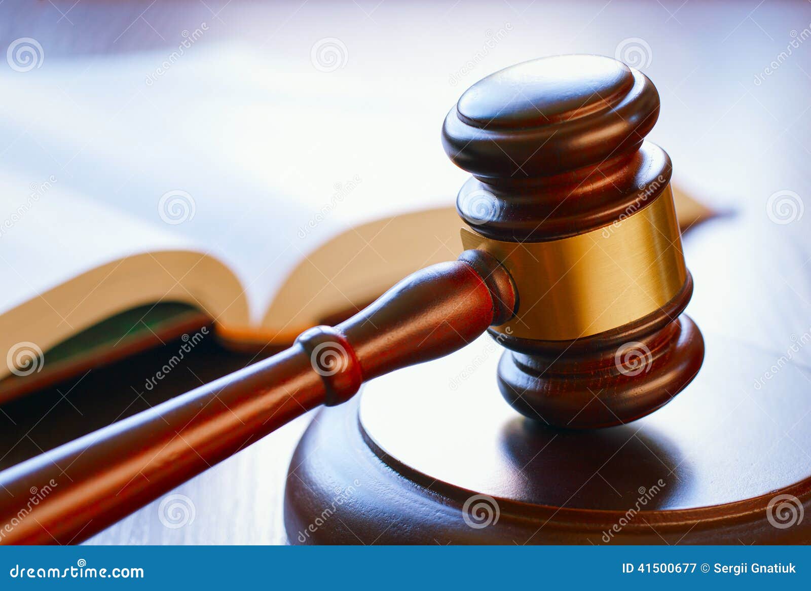 Gavel sul suono del blocco immagine stock. Immagine di verdetto 41500677