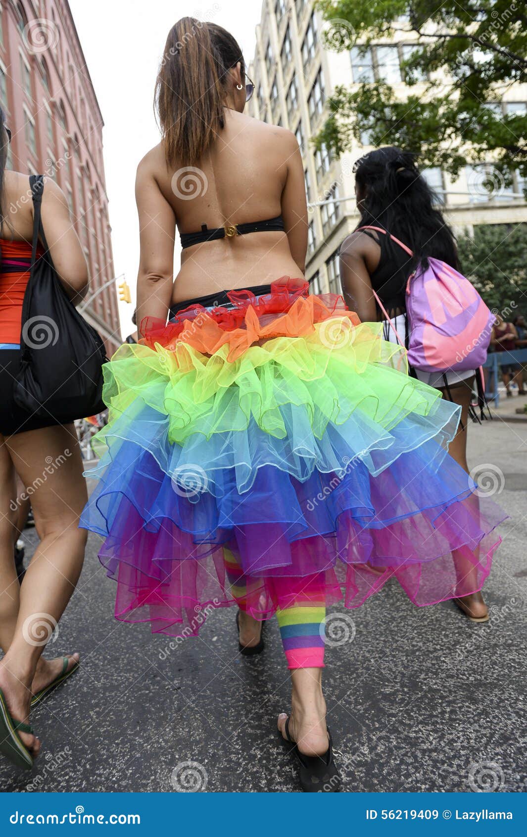 Gay Pride Parade Della Gonna Dell'arcobaleno Della Giovane Donna Immagine  Stock Editoriale - Immagine di aperto, colorato: 56219409