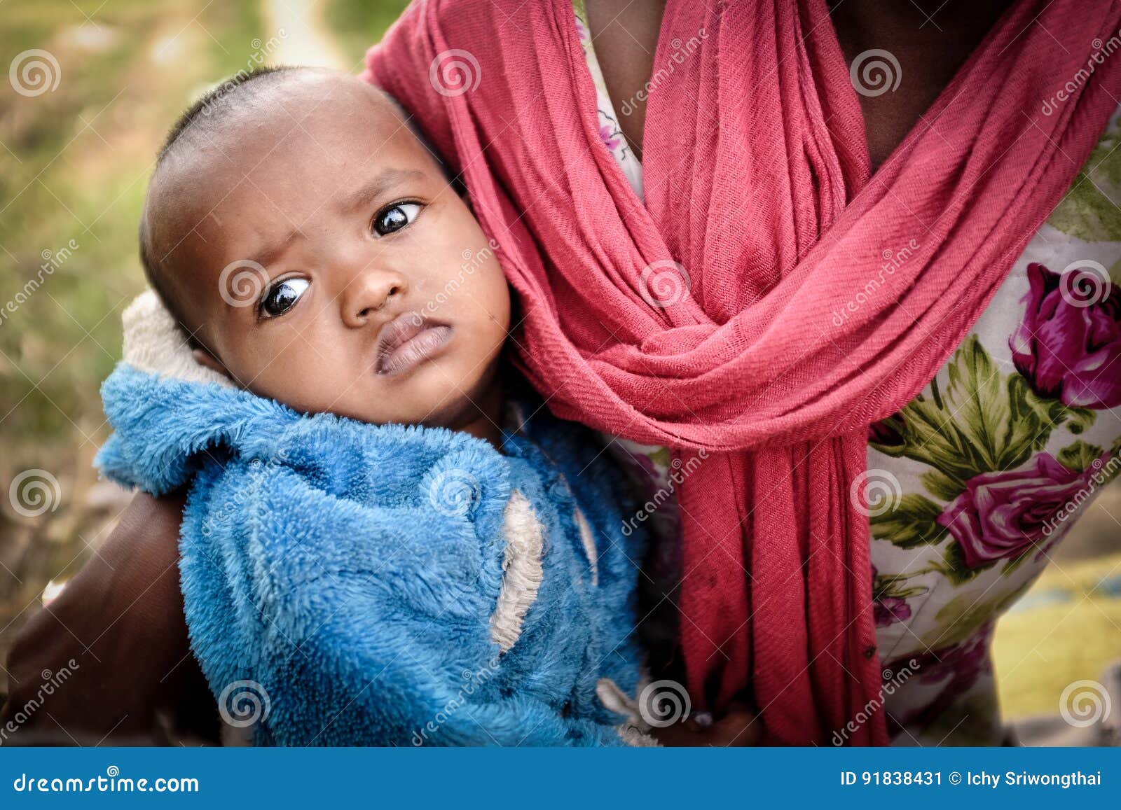 Gaya Inde 3 Decembre 16 Une Maman Indienne Amene Son Jeune Bebe Prier Pour L Argent Photo Editorial Image Du Touriste Femme