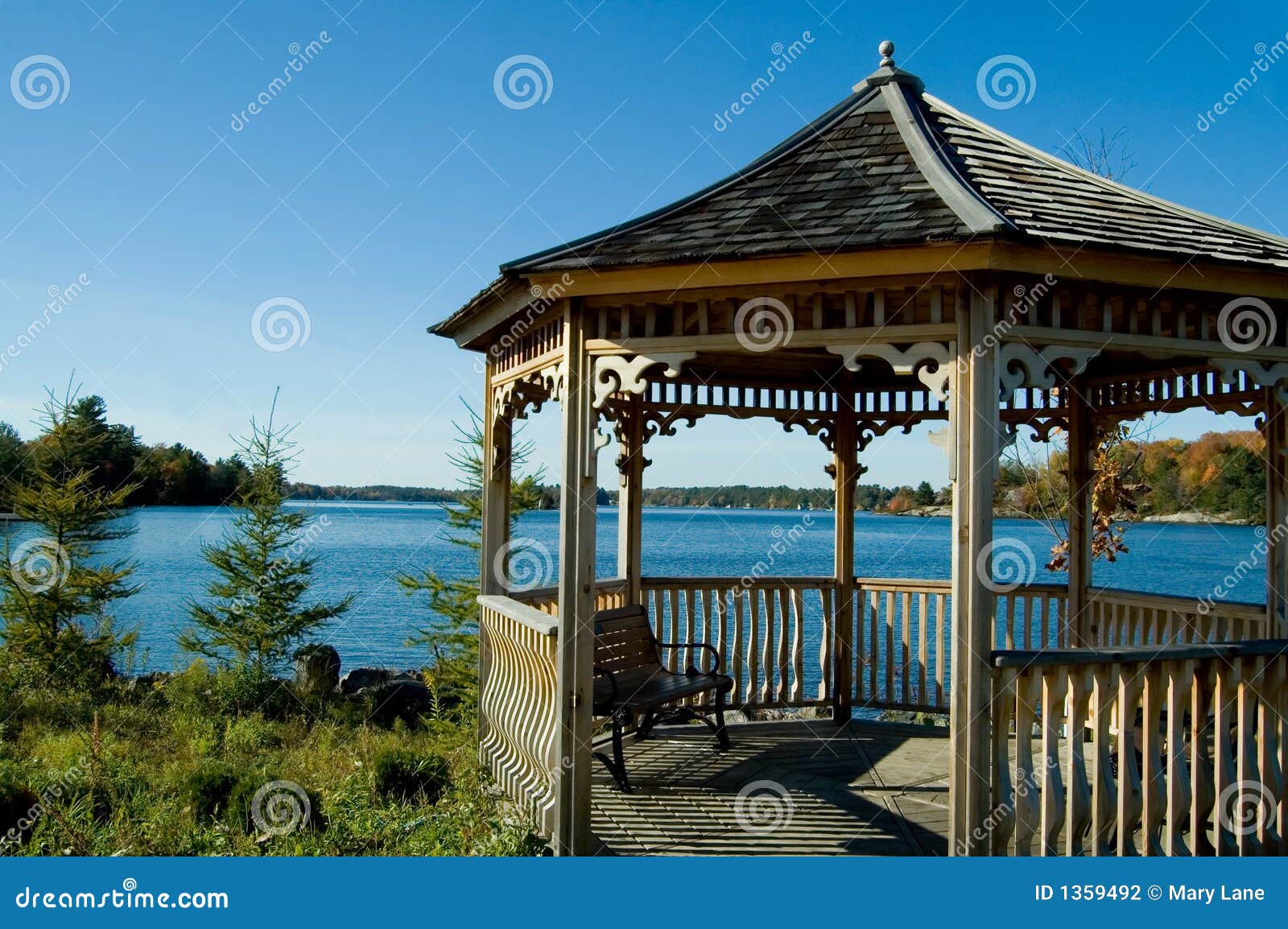 Gazebo de bord de lac photo stock. Image du bois, tourisme 1359492
