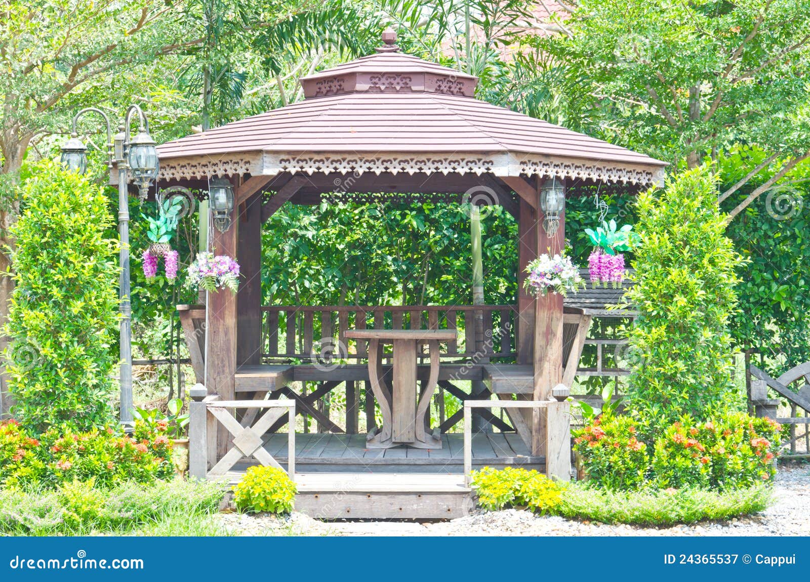Gazebo de madera imagen de archivo. Imagen de ripias 24365537
