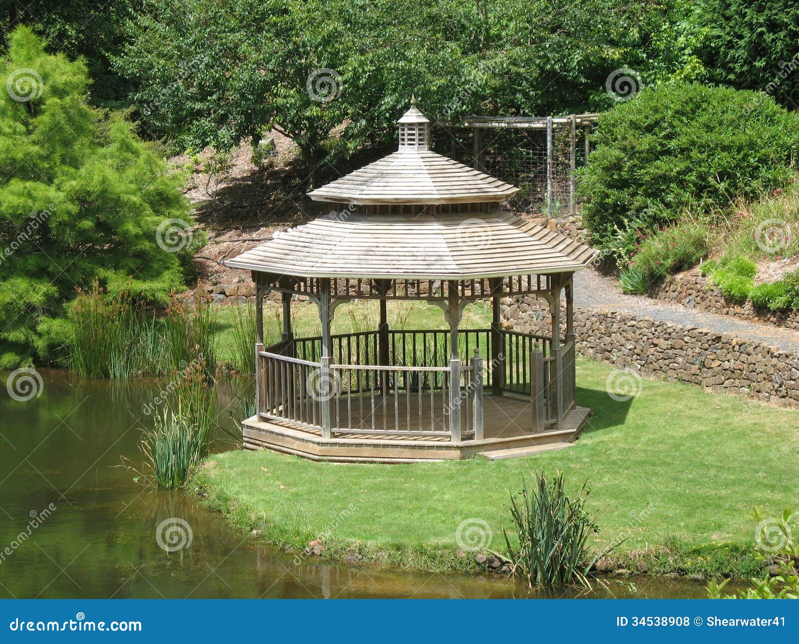 Gazebo de madera foto de archivo. Imagen de plantas, estructura 34538908