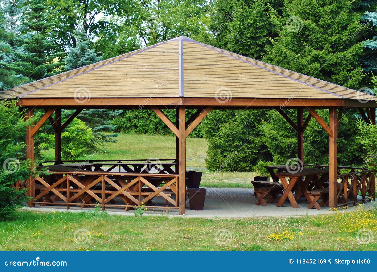 Gazebo De Madera En Parques De La Primavera Imagen de archivo Imagen de banco, casa 113452169