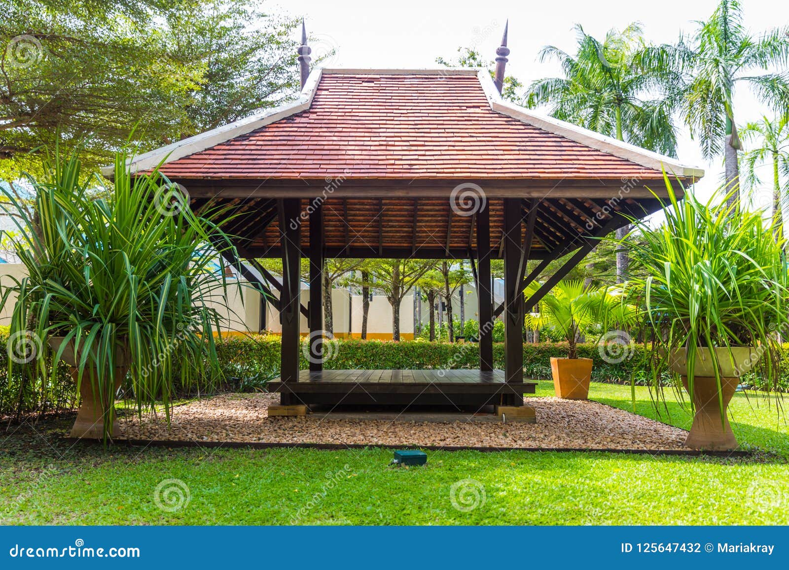 Gazebo de madera hermoso foto de archivo. Imagen de afuera 125647432