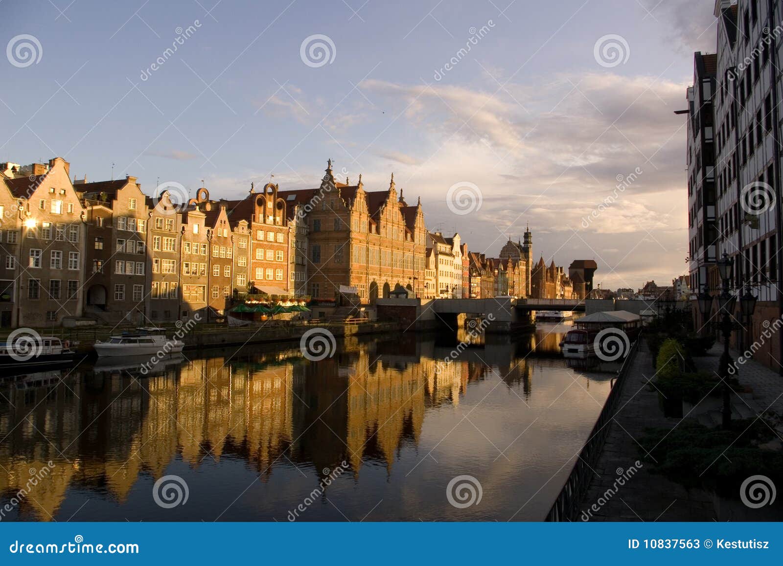 Gdansk poland. Sträcka på halsen floden för kajer för port för den gdansk den medeltida morgonmotlawaen