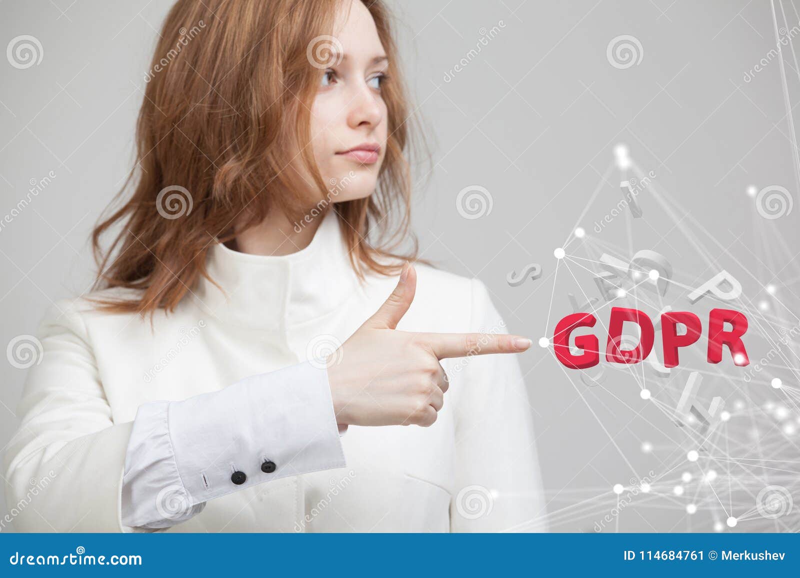 GDPR, imagen del concepto Regulación general de la protección de datos, la protección de datos personales Mujer joven que trabaja. GDPR, imagen del concepto con el espacio de la copia Regulación general de la protección de datos, la protección de datos personales Mujer joven que trabaja con la información