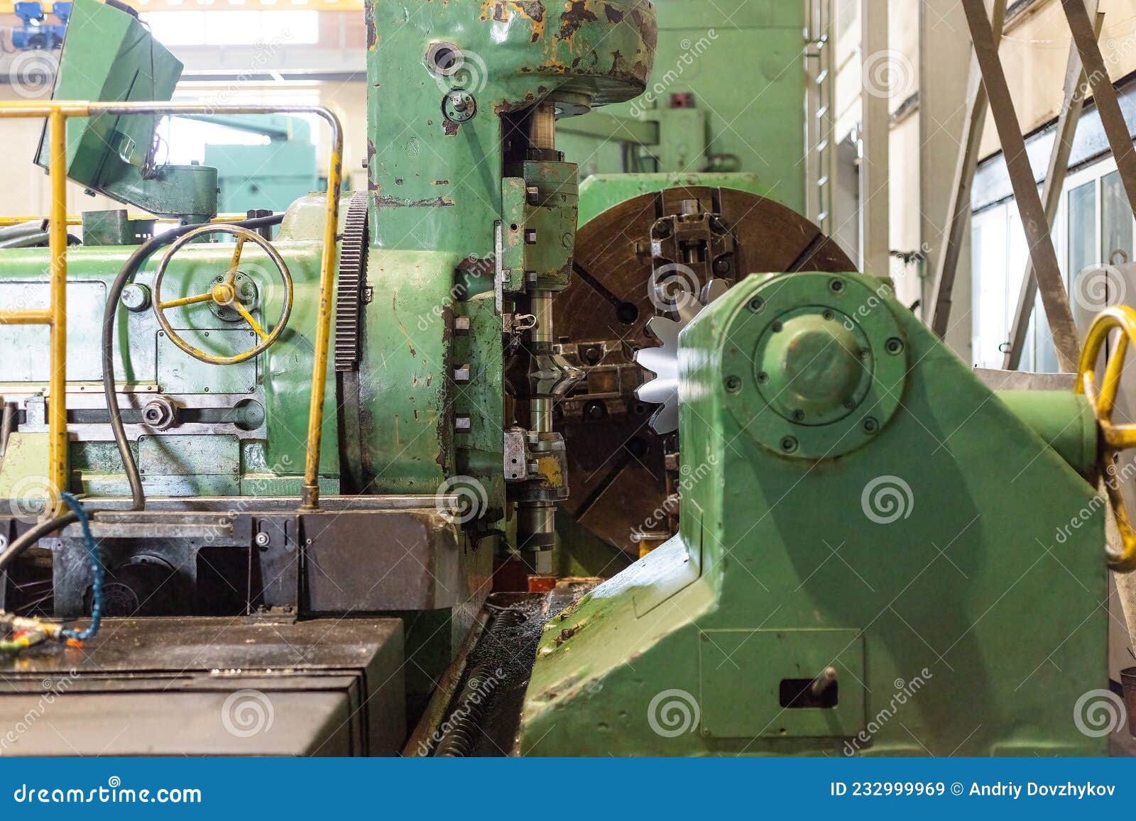 Gear Cutting Machine for Cutting Teeth with a Modular Disc Cutter on a