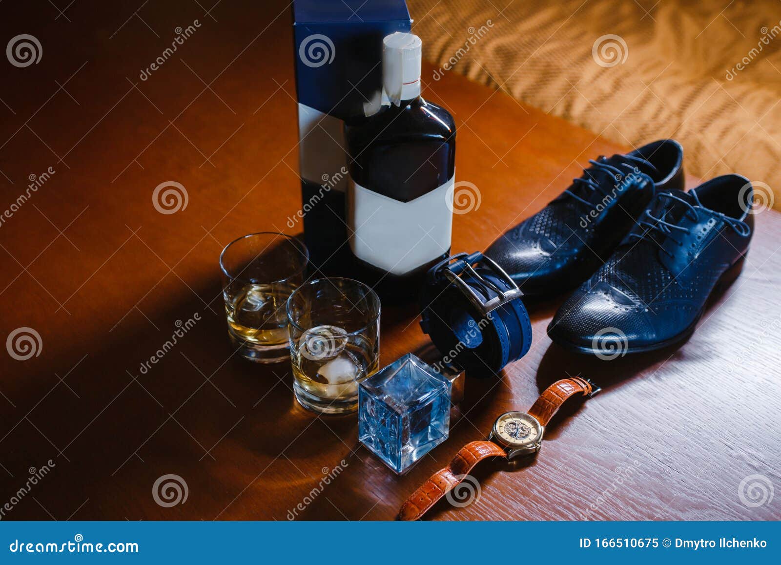 Gebühr: Männerschuhe, Ein Mit Einem Ring Aufgerollter Gürtel, Uhren,  Kölnchen, Eine Flasche Alkohol, Zwei Gläser Mit Alkohol Und Stockbild -  Bild von geschenk, duftstoff: 166510675
