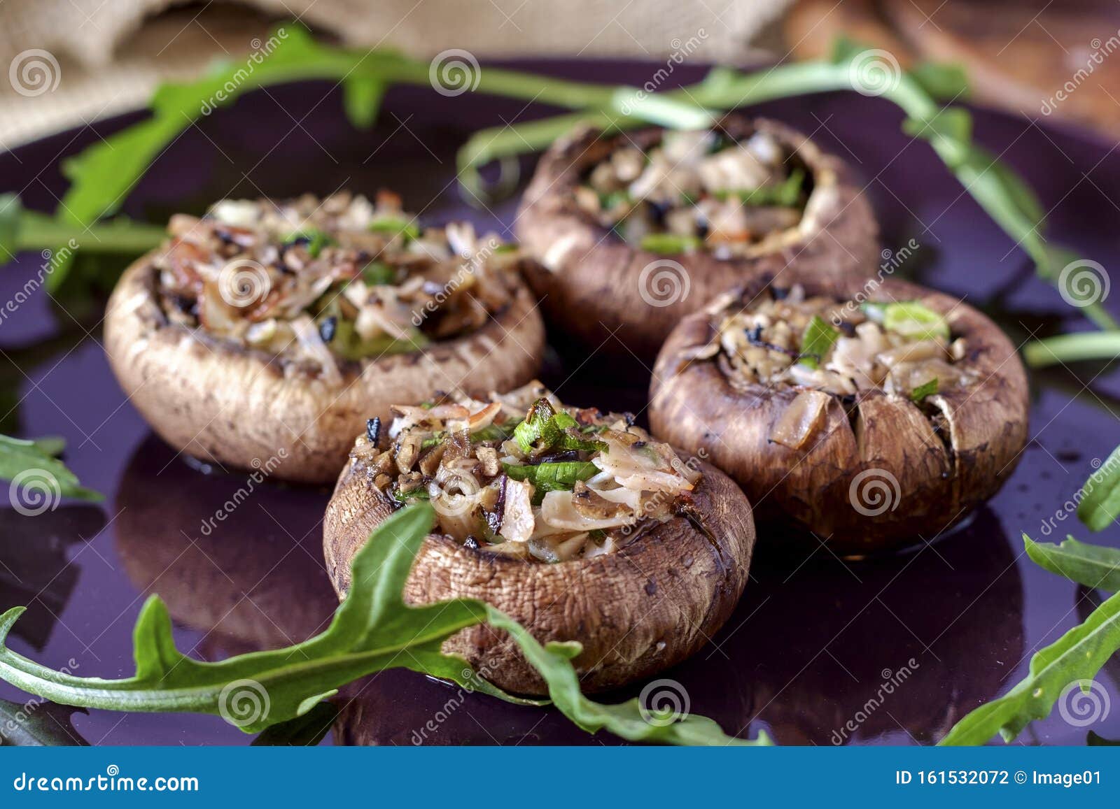 Gebackene Braune Pilze, Gefüllt Mit Schinken, Knoblauch, Pilzen ...