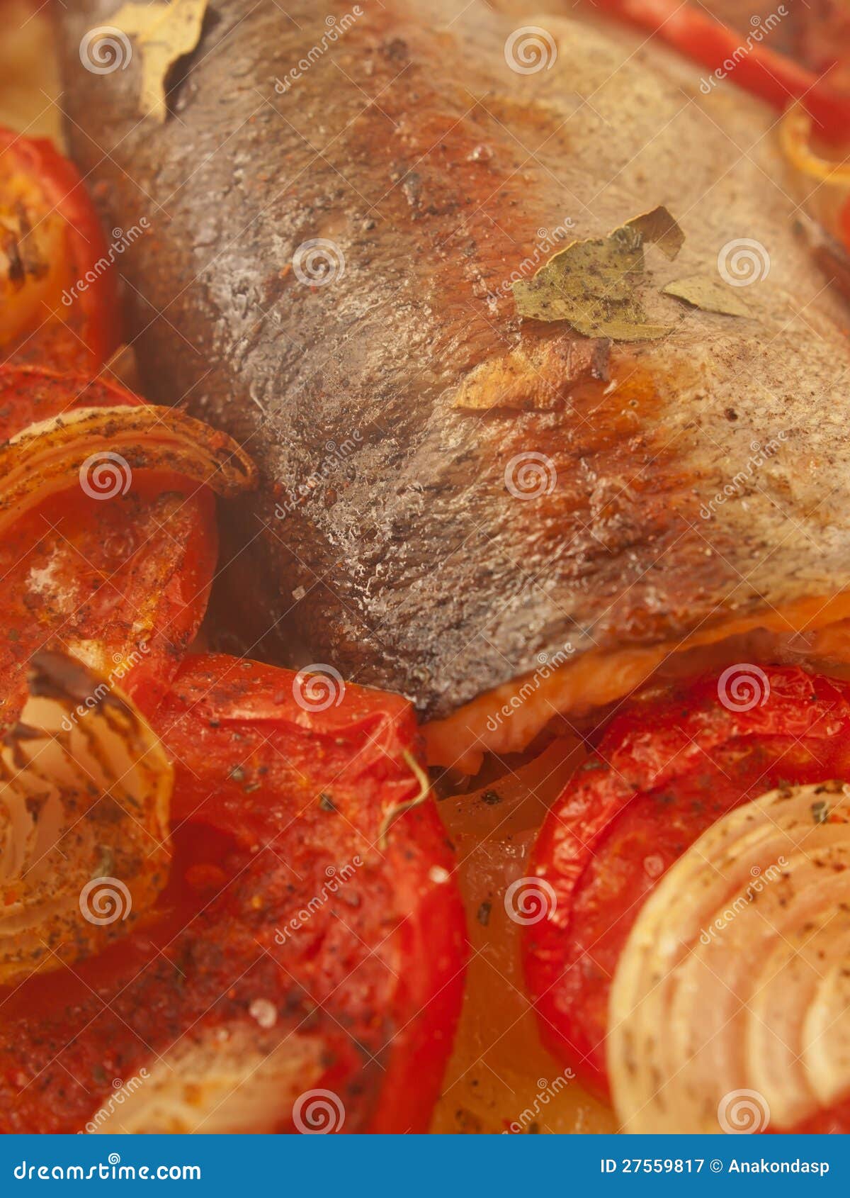 Gebackene Forelle Mit Tomaten Und Zwiebel Stockbild - Bild von olivgrün ...