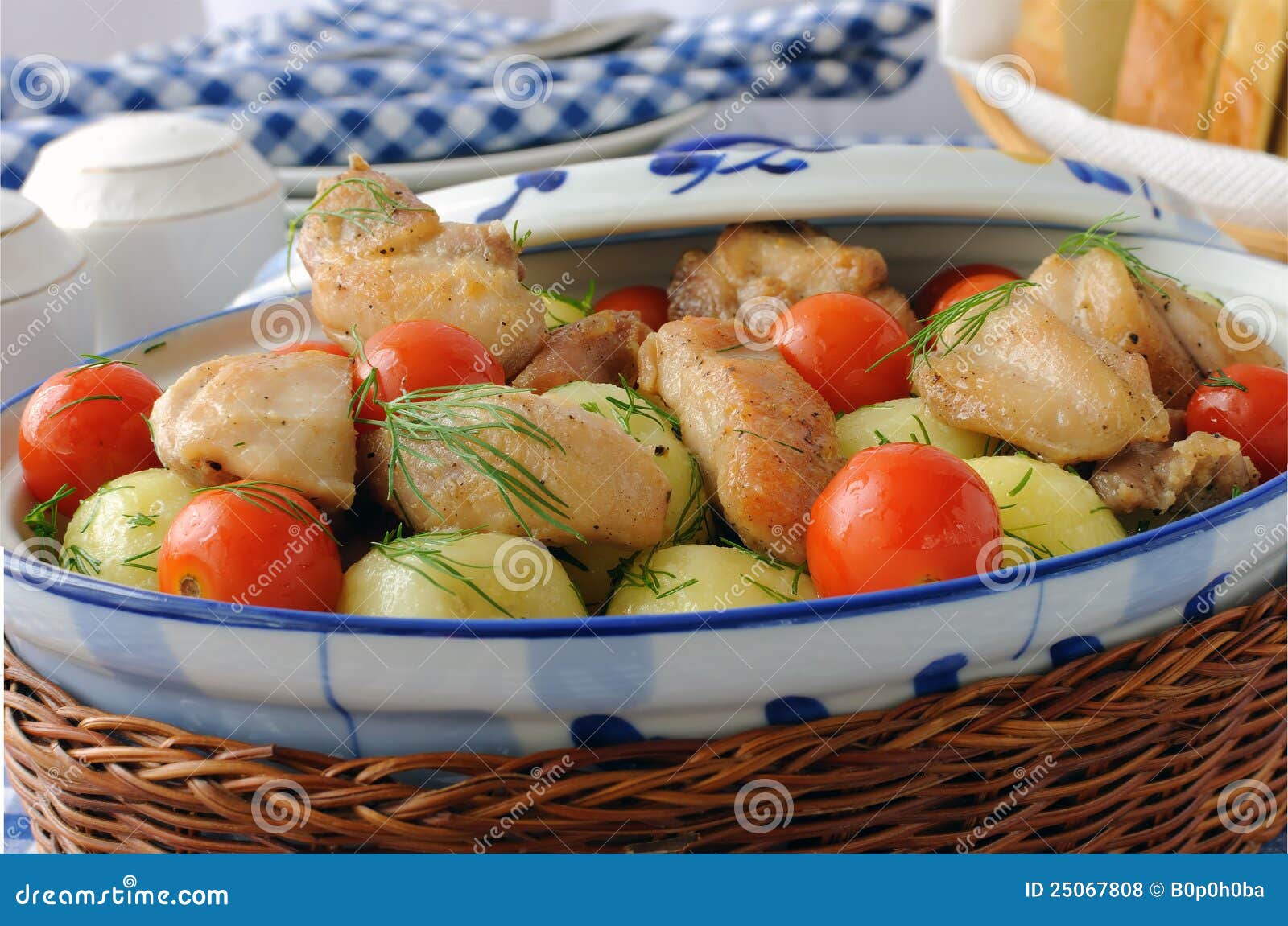 Gebackene Kartoffeln Mit Huhn Und Tomate Stockfoto - Bild von ...