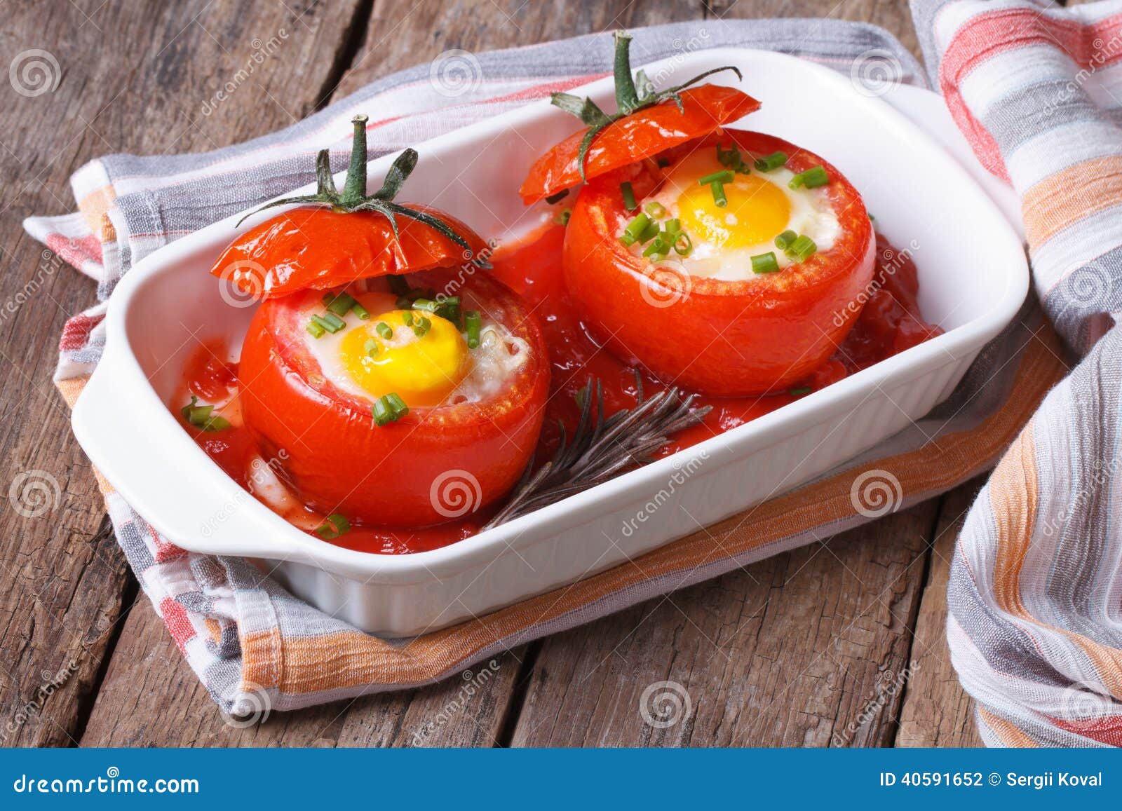 Gebackene Tomaten Angefüllt Mit Ei Stockfoto - Bild von salat, gesund ...