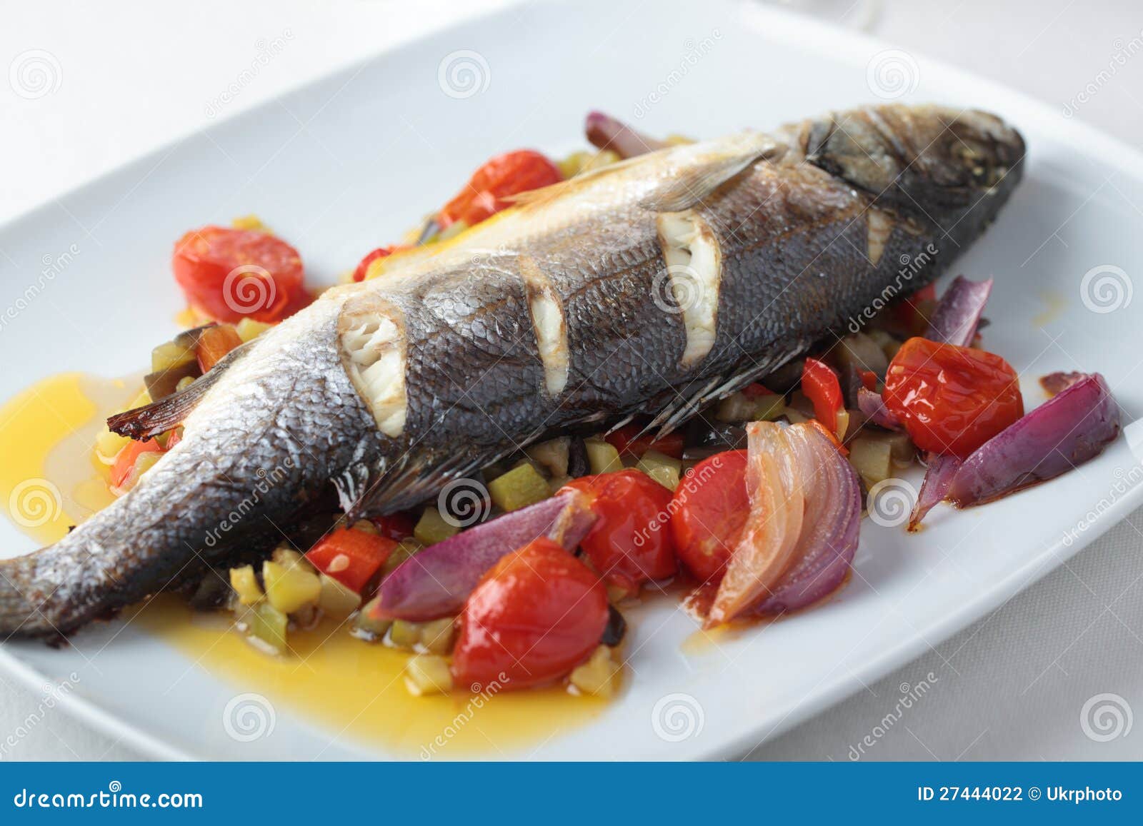 Gebackener Seebarsch Mit Gemüse Stockfoto - Bild von platte, gesund ...