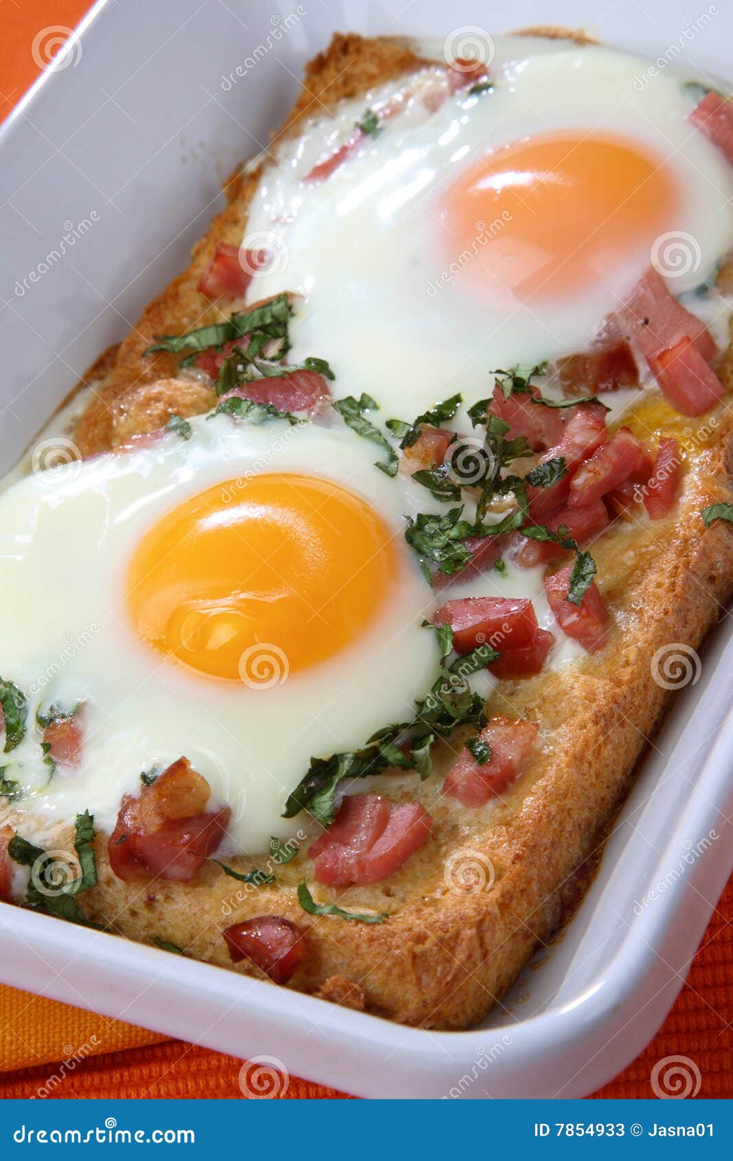 Gebackener Toast Mit Eiern Und Schinken Stockbild - Bild von kräuter ...