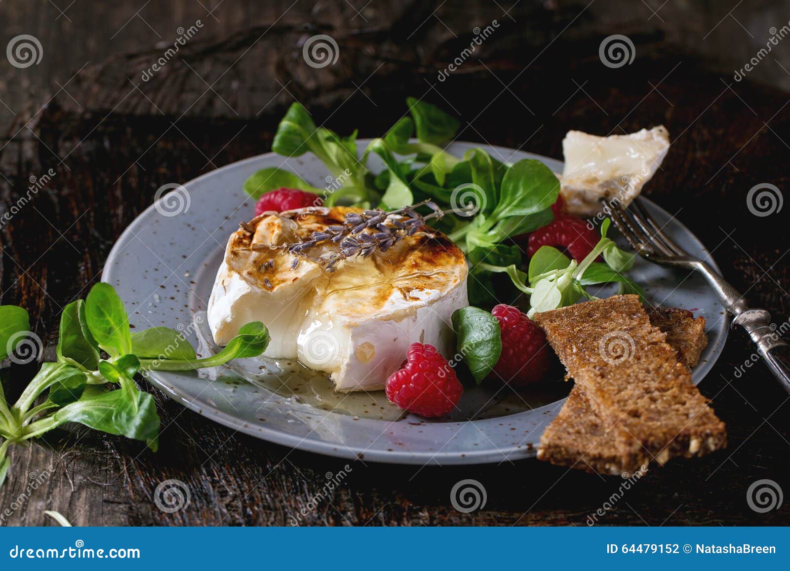 Gebackener Ziegenkäse Mit Honig Und Himbeeren Stockfoto - Bild von ...