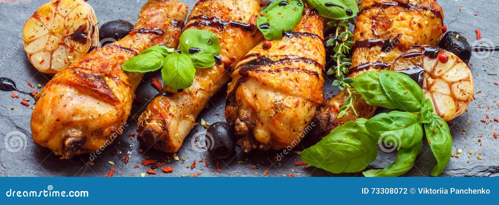 Gebackenes Huhn Mit Knoblauch, Rosa Pfeffer Und Basilikum Stockfoto ... Gebackenes Huhn Mit Knoblauch, Rosa Pfeffer Und Basilikum Stockfoto ...