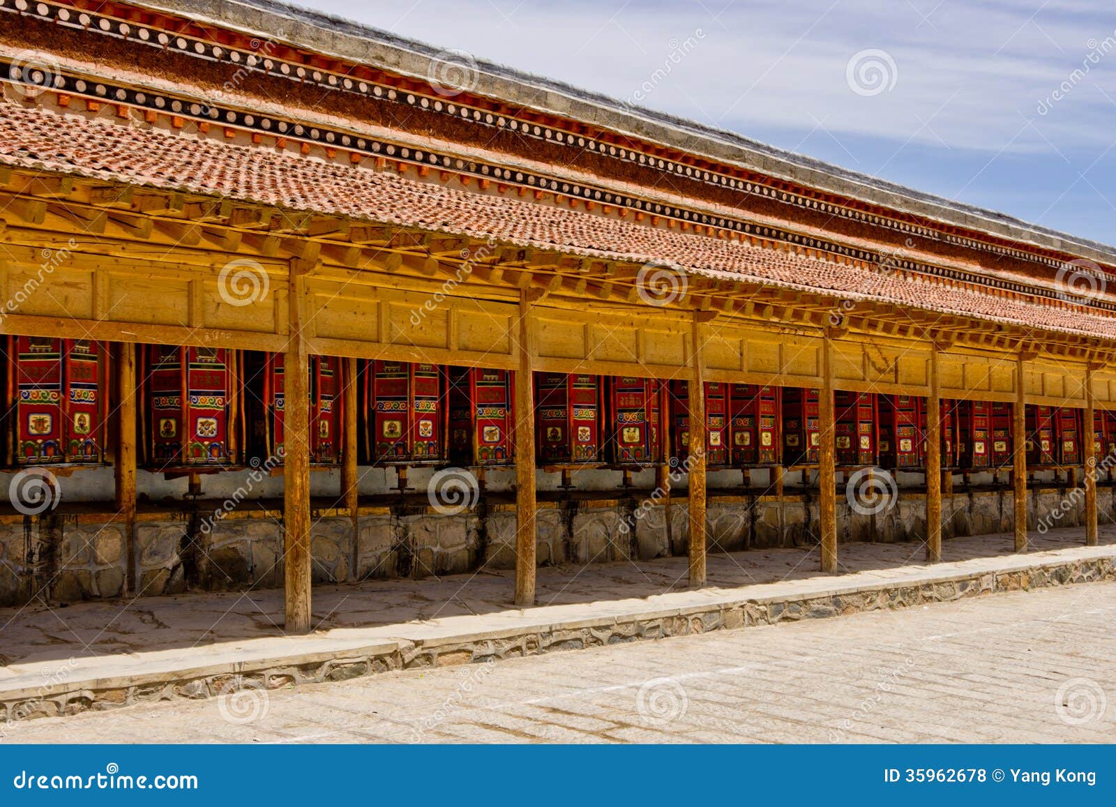 Gebets-Räder, Labrang Lamasery. Die bunten Gebetsräder von Labrang Lamasery. Labrang Lamasery ist einer von sechs wichtigstem Tempel im tibetanischen Shamanism und zieht viele Leute an, die kommen zu besuchen. Er positioniert im alluvialen des Daxia-Flusses an einem ungefähr Kilometer auf den Westen des Xiahe County Sitzes, den der Lamasery auf dem Phoenix-Berg sich zurückzieht und stellt Dragon Mountain gegenüber. Es ist ein Platz, der als das „Goldbecken für die Zucht von Fischen „bekannt ist. Gansu, China