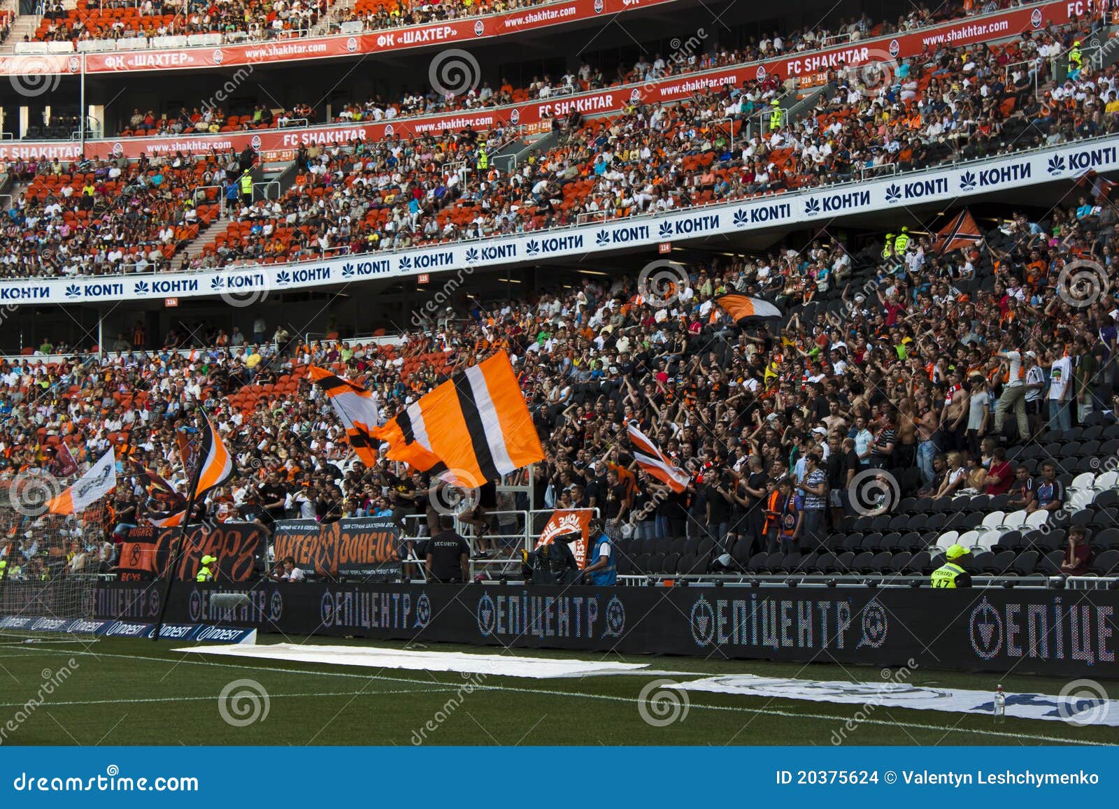 Gebläse von FC Shakhtar Donetsk. Donetsk, Ukraine - 10. Juli 2011. Gebläse-Tribüne FC Shakhtar, welches die erste Abgleichung der Jahreszeit von 2011-2012 zwischen den Teams FC Shakhtar Donetsk und FC Obolon Kiew einbettet.