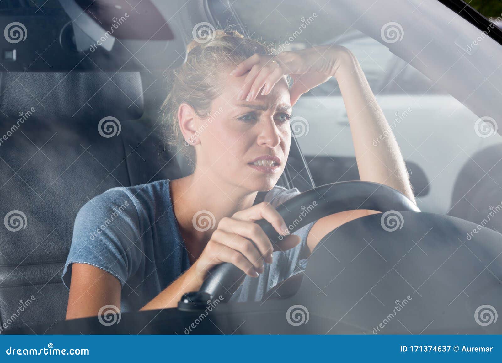 https://thumbs.dreamstime.com/z/gebohrte-frau-die-im-auto-stau-sitzt-einem-171374637.jpg