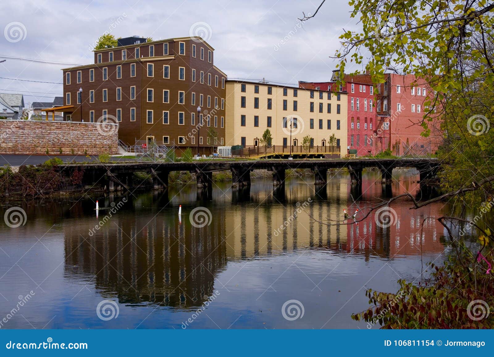 Gebouwen Water Worden Overdacht Dat Stock Foto Image of toneel, meren