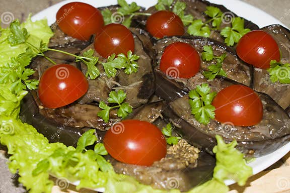 Gebratene Auberginenscheiben Mit Knoblauch- Und Kirschtomaten Stockbild ...