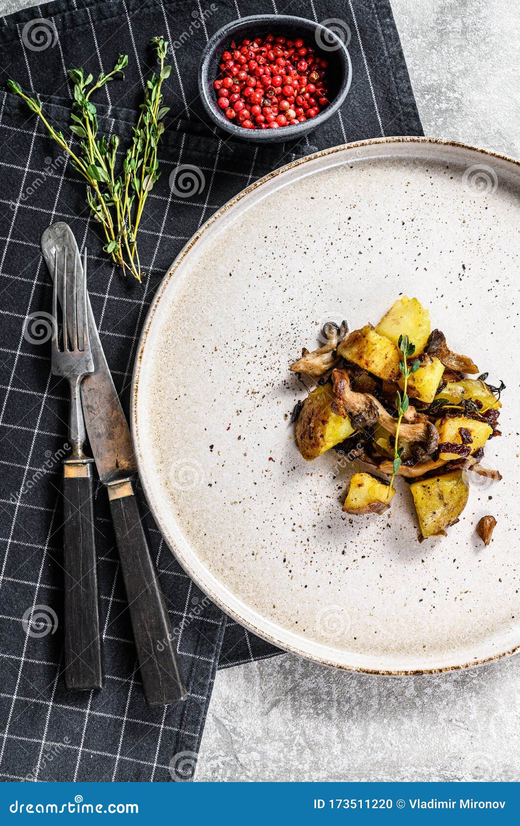 Gebratene Austernpilze Mit Kartoffeln Und Thymus Grauhintergrund ...