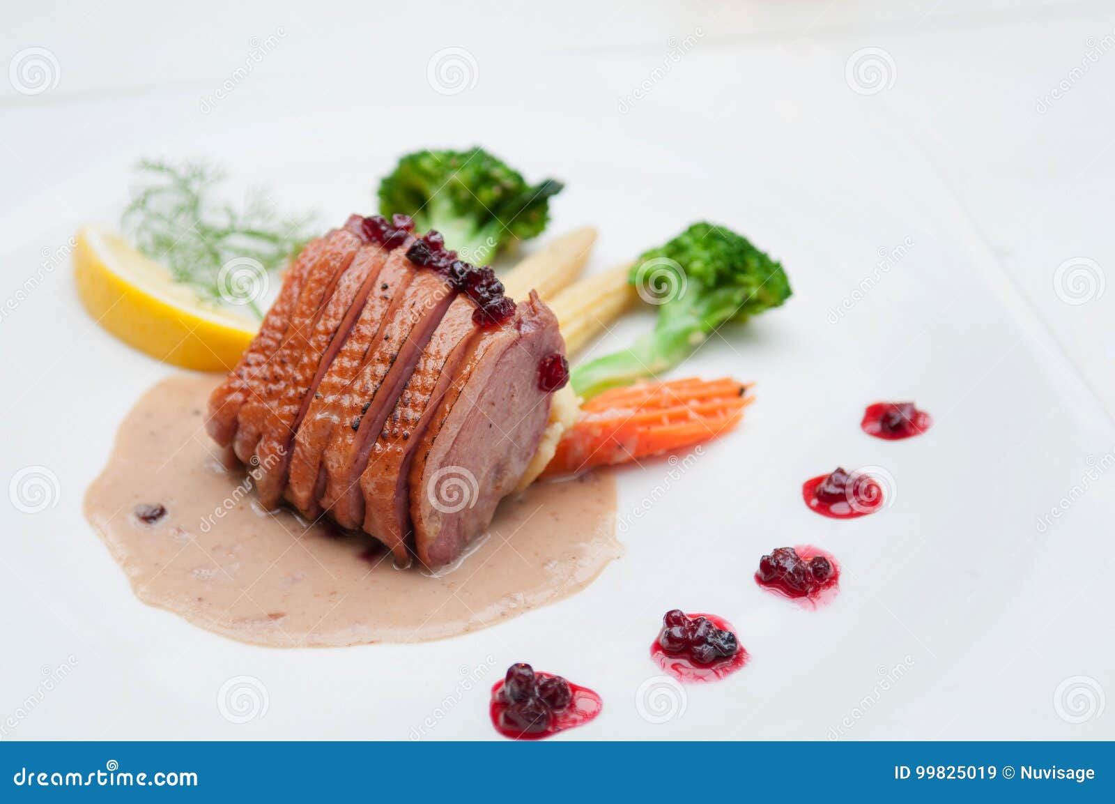 Gebratene Entenbrust Mit Moosbeere Und Sahnesauce Stockbild - Bild von ...