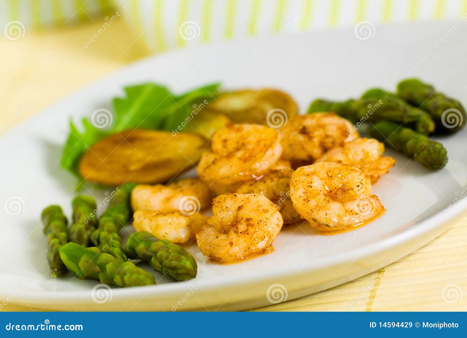 Gebratene Garnelen Mit Grünem Spargel Und Kartoffel Stockbild - Bild ...