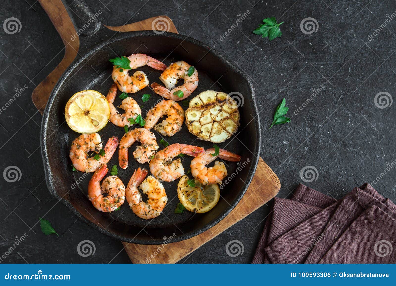 Gebratene Garnelen Mit Zitrone Und Knoblauch Stockfoto - Bild von ...