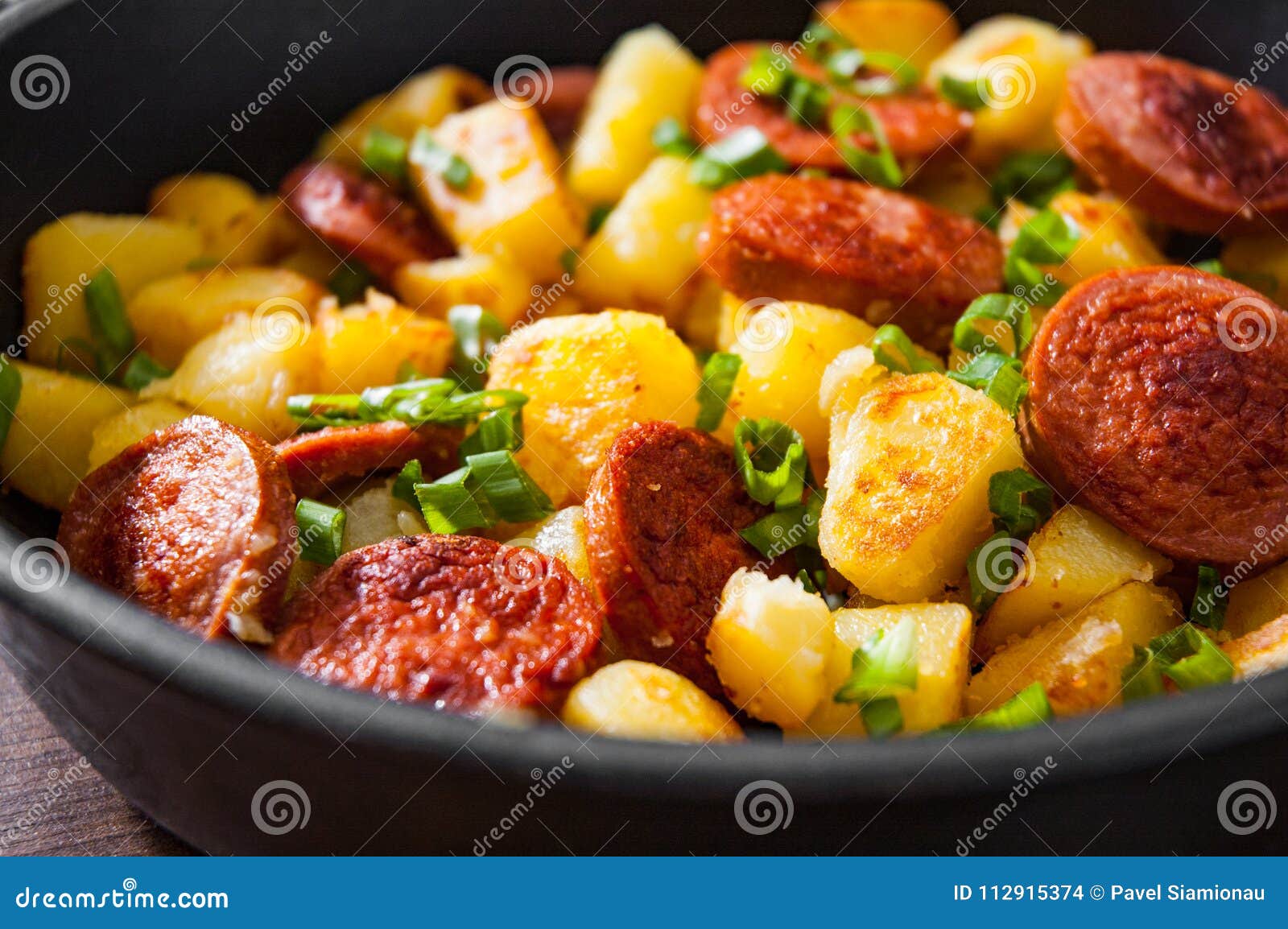 Gebratene Kartoffel Und Wurst in Der Bratpfanne Stockfoto - Bild von ...