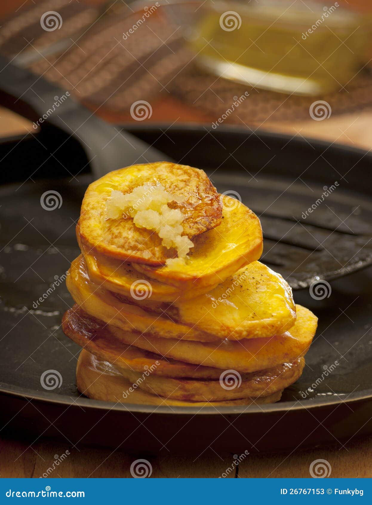 Gebratene Kartoffeln Mit Knoblauch Stockbild - Bild von würfel ...