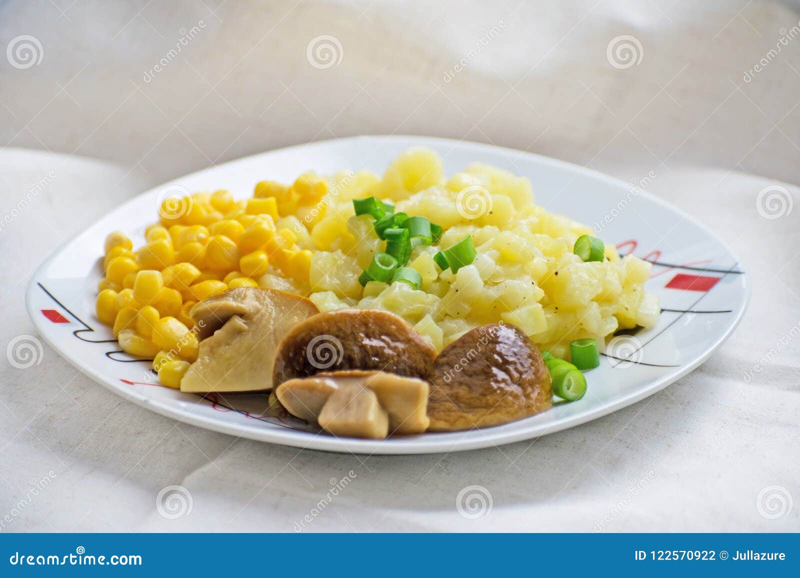 Gebratene Kartoffeln Mit Steinpilzen Und Mais in Einer Platte Auf Dem ...