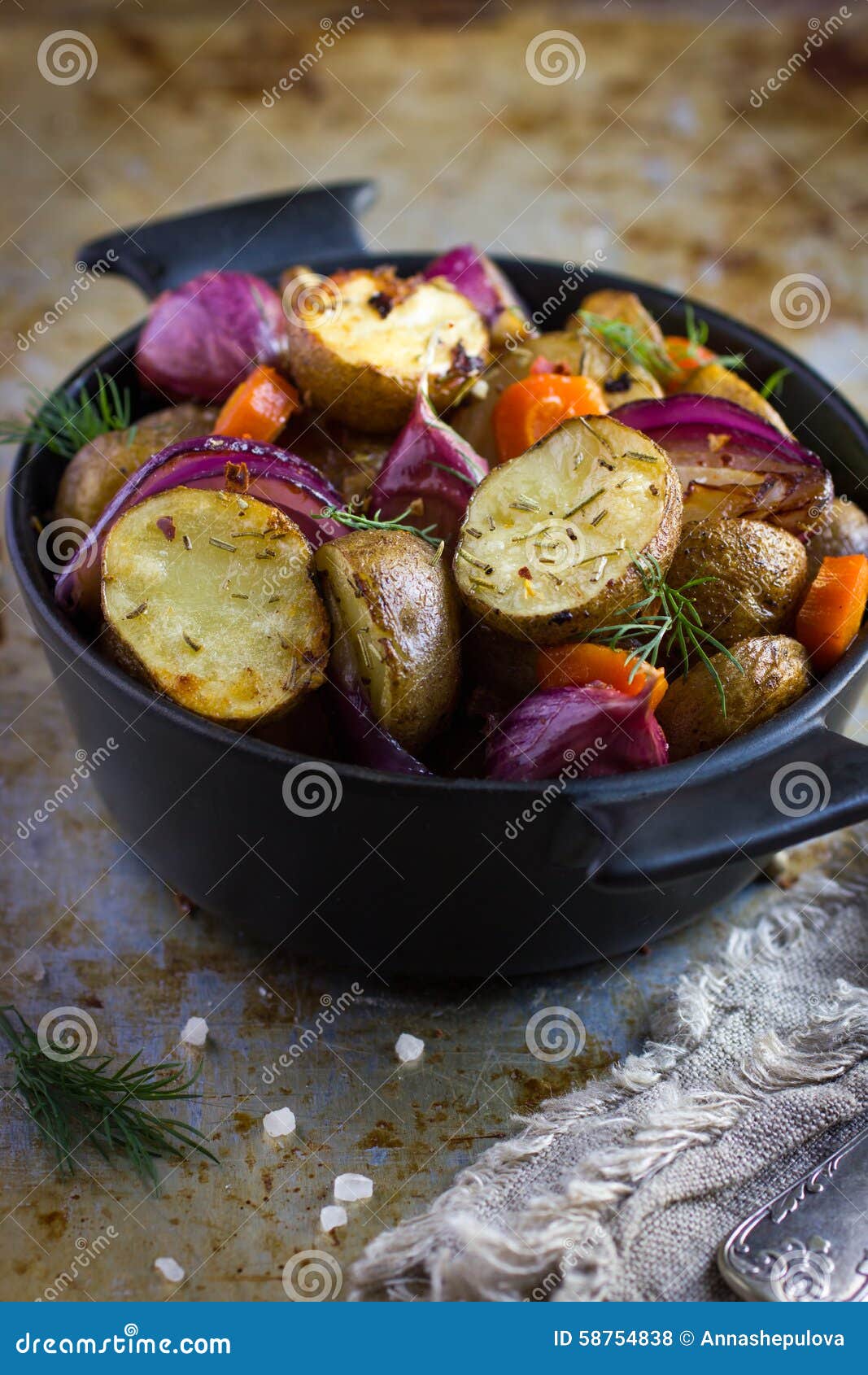 Gebratene Kartoffeln Mit Zwiebeln, Karotte Und Knoblauch Stockfoto ...