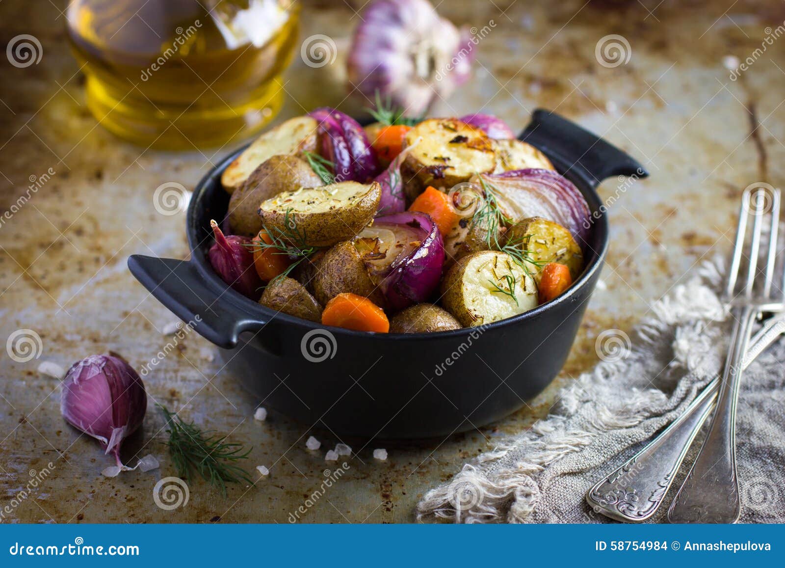 Gebratene Kartoffeln Mit Zwiebeln, Karotte Und Knoblauch Stockfoto ...