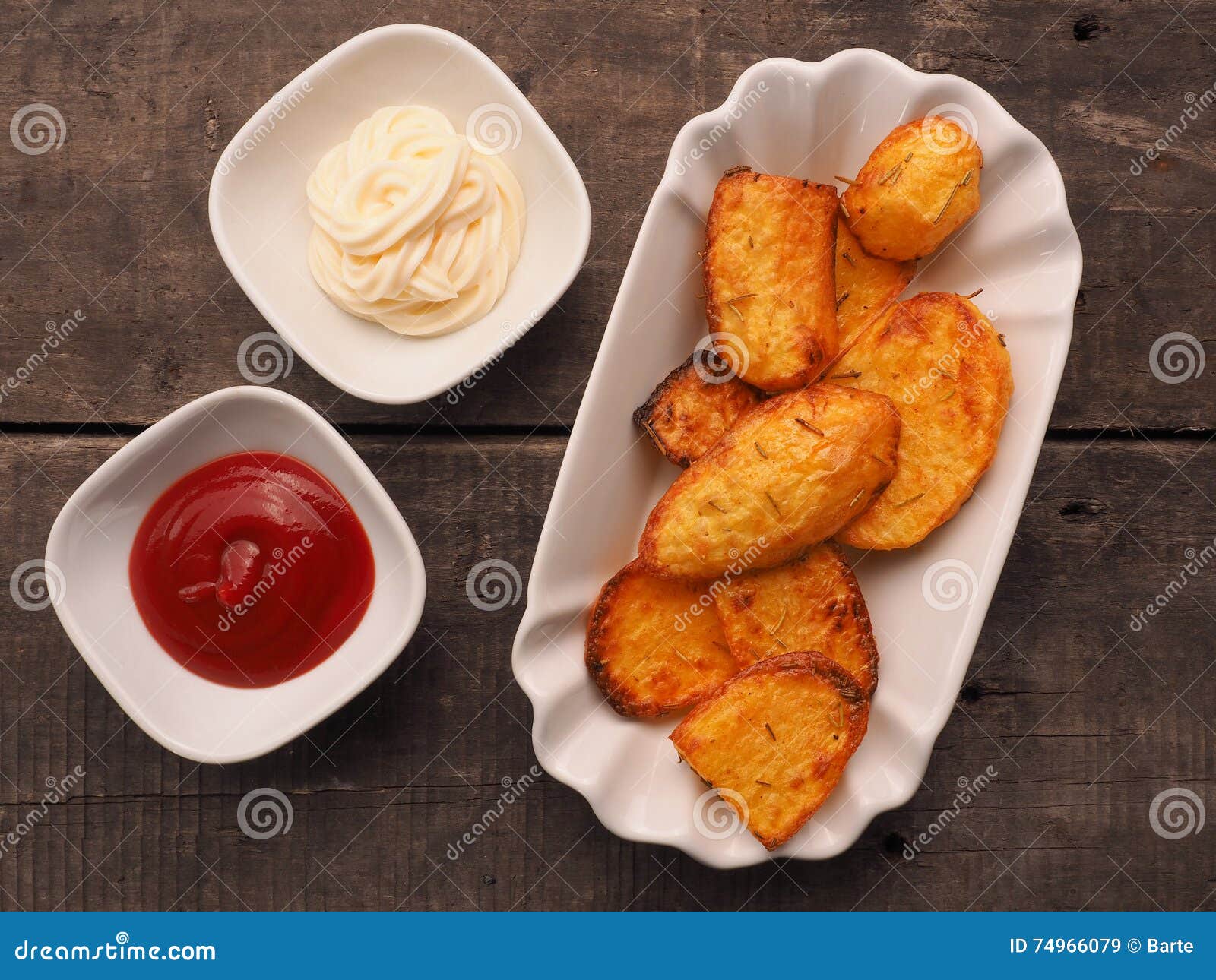 Gebratene Rosmarinkartoffeln Auf Holz Stockbild - Bild von teller ...