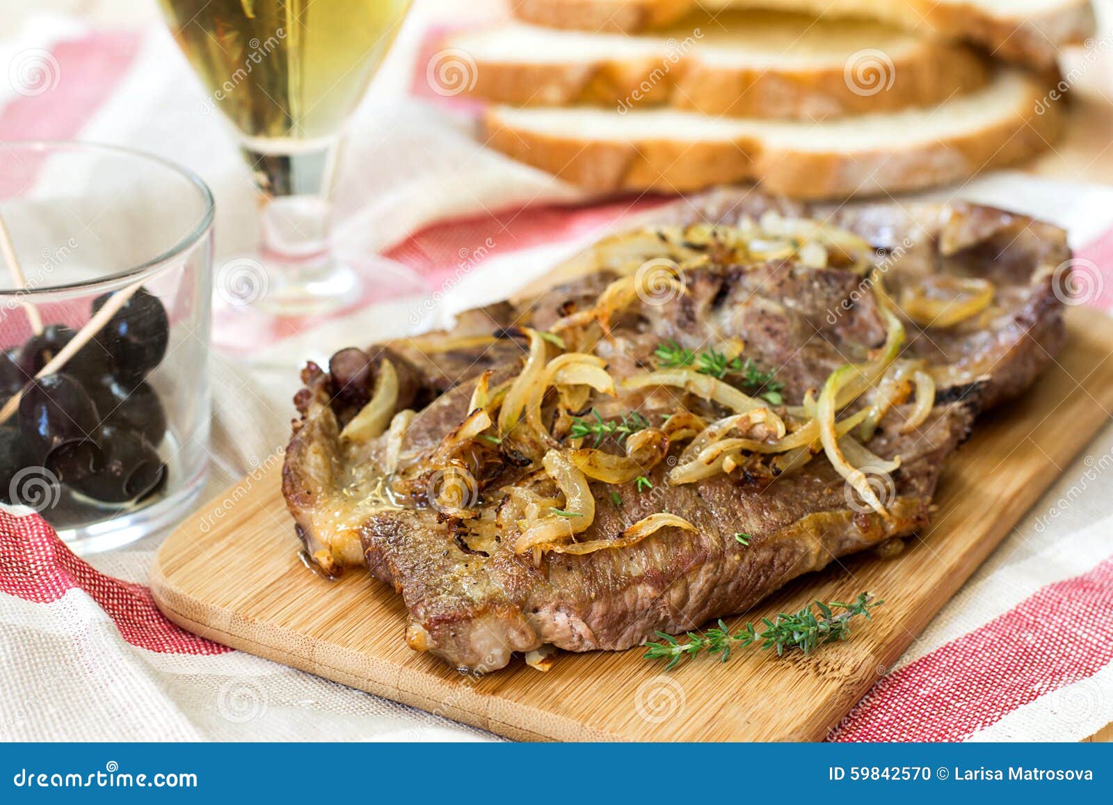 Gebratene Schweinekoteletts Mit Karamellisierten Zwiebeln Stockfoto ...
