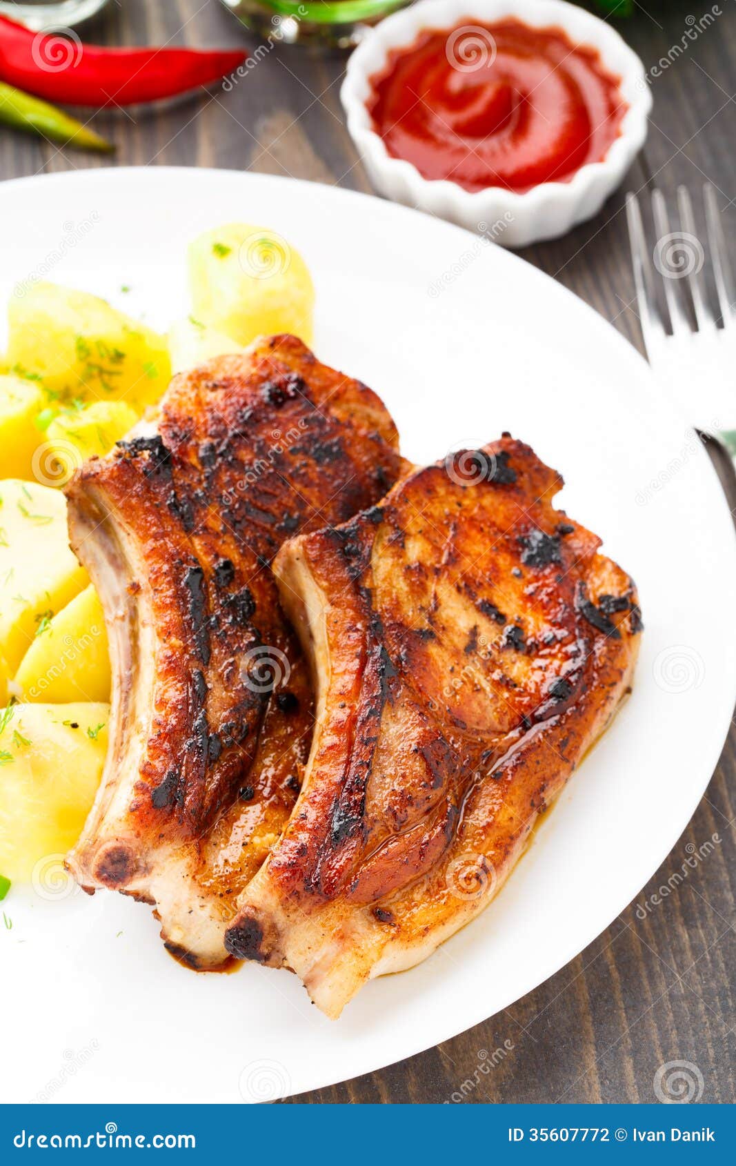 Gebratene Schweinelende Mit Kartoffel Stockfoto - Bild von mittagessen ...