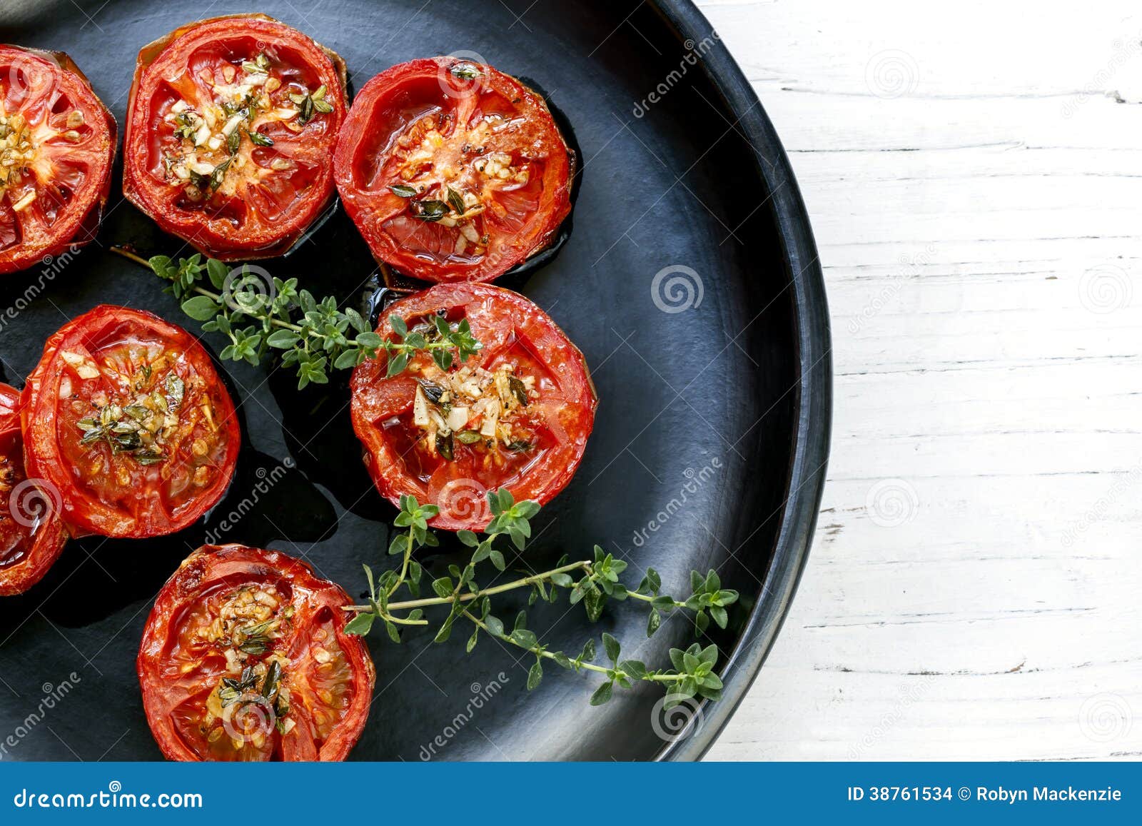 Gebratene Tomaten Mit Knoblauch Und Thymian Stockfoto Bild Von Nahrung Oberseite 38761534