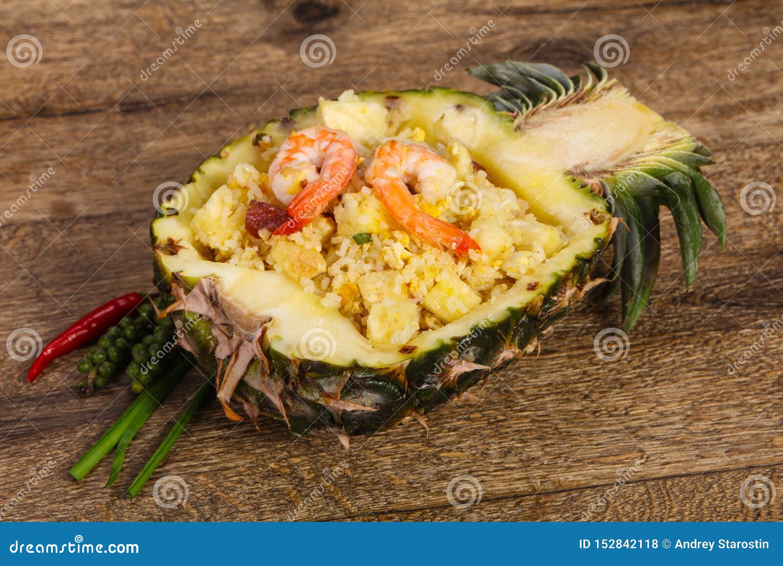 Gebratener Reis Mit Ananas Und Garnelen Stockfoto - Bild von grün ...